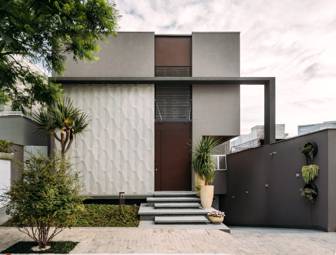 GC Arquitetura Engenharia - Confira esta fachada residencial contemporânea  com linhas retas e longas da platibanda, agregada às cores escuras e tons  neutros que transmitem harmonia, imponência e seriedade. O conforto vem